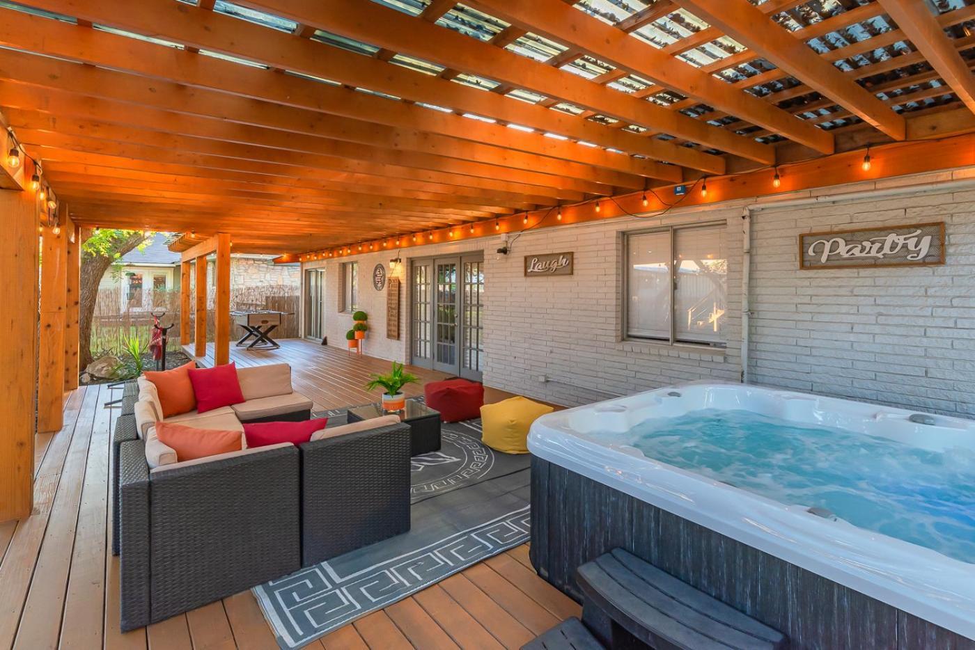 Luxurious Home With Hot Tub & Tree Deck By 6Flags San Antonio Eksteriør billede