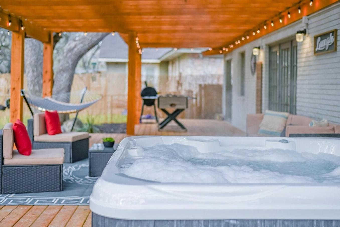 Luxurious Home With Hot Tub & Tree Deck By 6Flags San Antonio Eksteriør billede