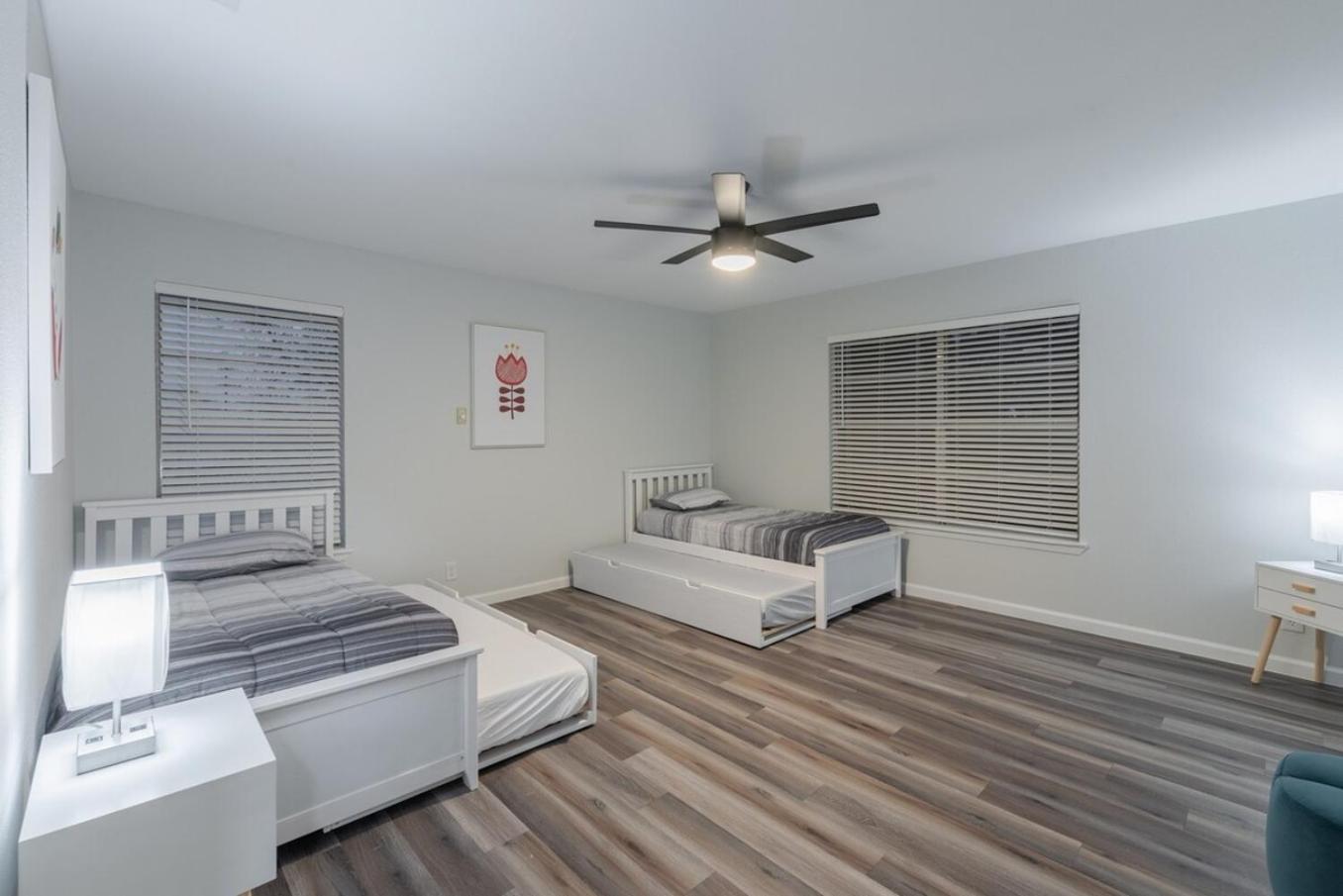 Luxurious Home With Hot Tub & Tree Deck By 6Flags San Antonio Eksteriør billede