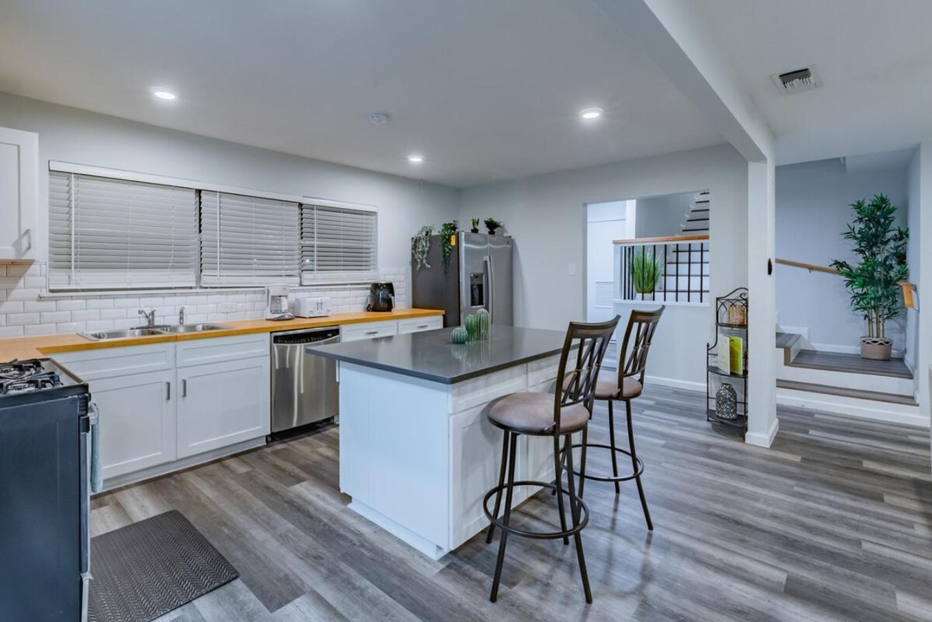 Luxurious Home With Hot Tub & Tree Deck By 6Flags San Antonio Eksteriør billede