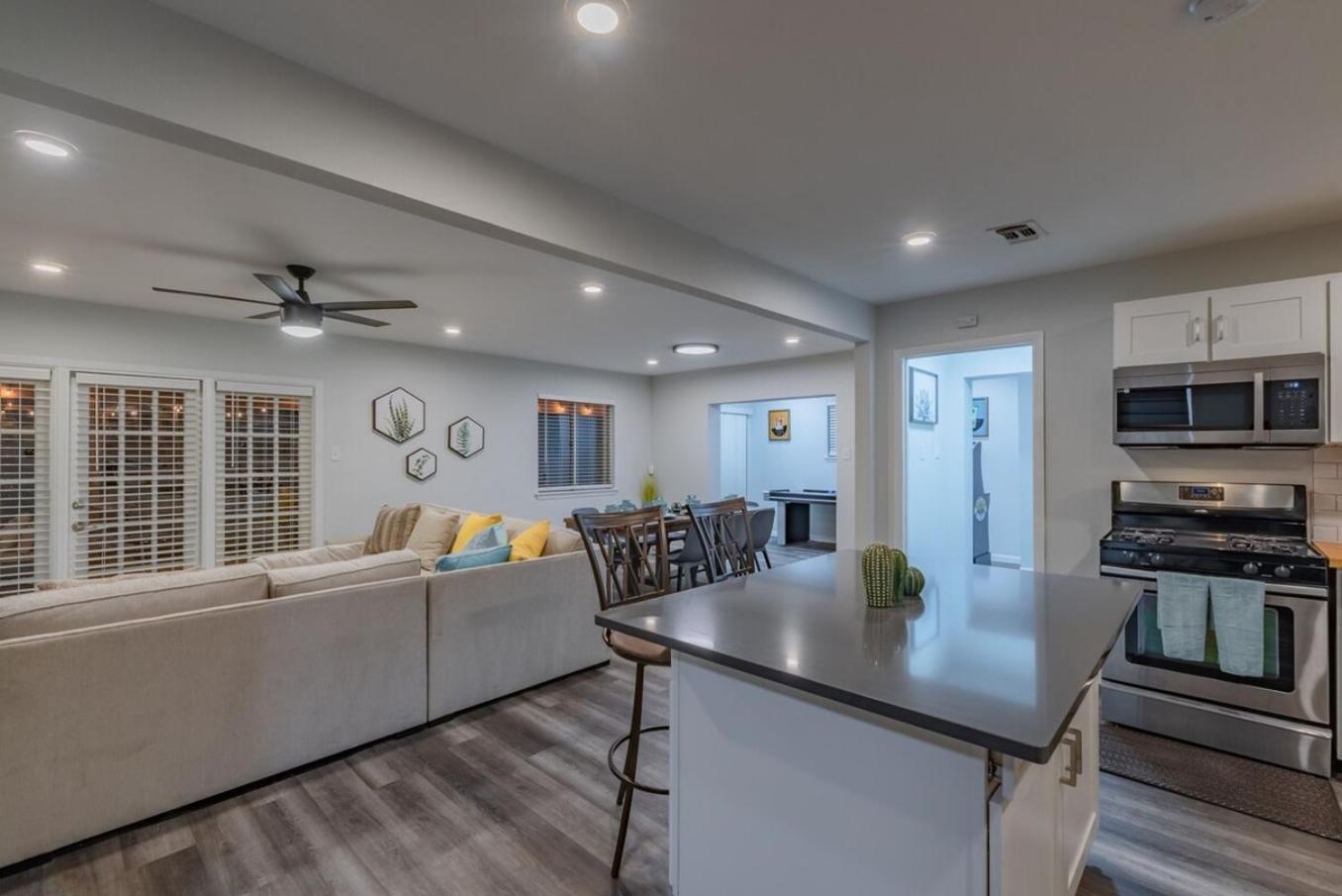 Luxurious Home With Hot Tub & Tree Deck By 6Flags San Antonio Eksteriør billede